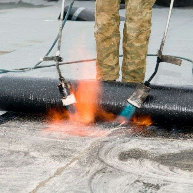 Plat dak branden door dakdekker in Capelle aan den IJssel