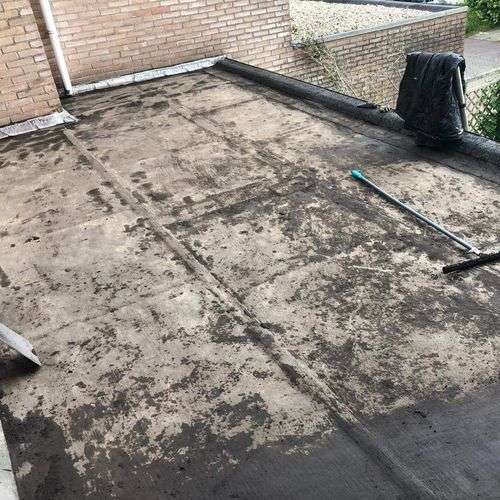 Schoonmaken van een plat dak in Capelle aan den IJssel